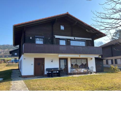Großzügige, gemütliche Ferienwohnung (75 qm) im Landhausstil mit Panoramablick im Feriendorf Am Hohen Bogen (Haus 69 OG) in Arrach-Kummersdorf