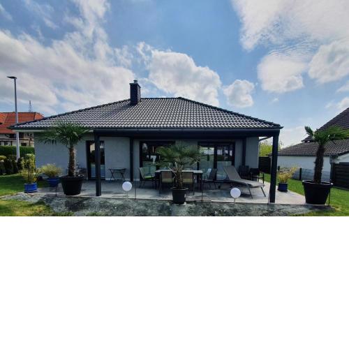 großzügige Unterkunft mit Terrasse