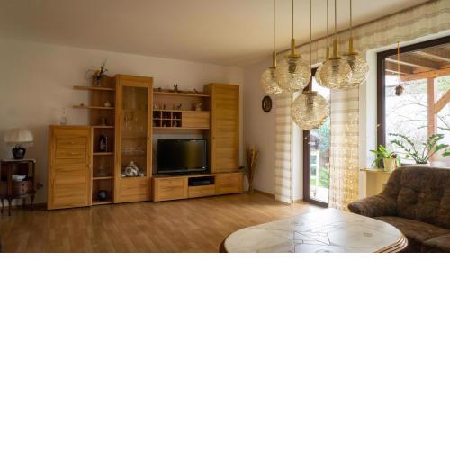 Großzügige Wohnung mit Terrasse und Gartenzugang.