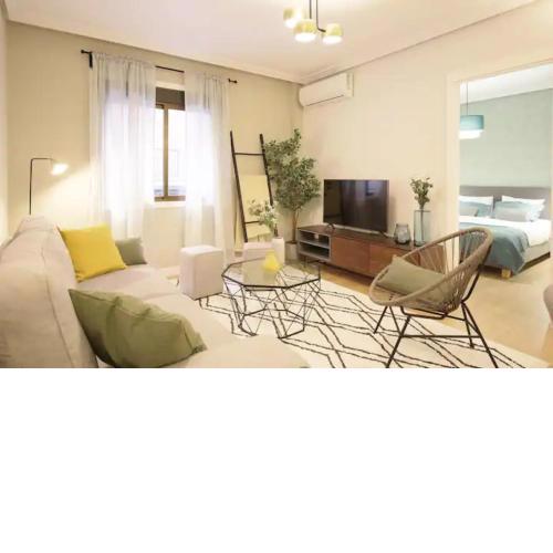 GuestReady - A Modern Apt Steps from Plaza Mayor