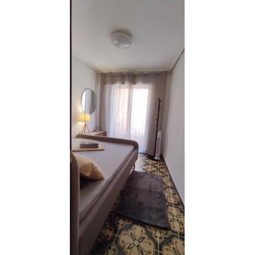 Habitación con balcón privado.