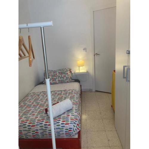 Habitación con baño compartido cerca del metro