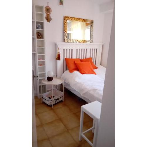 Habitación con baño privado en piso familiar