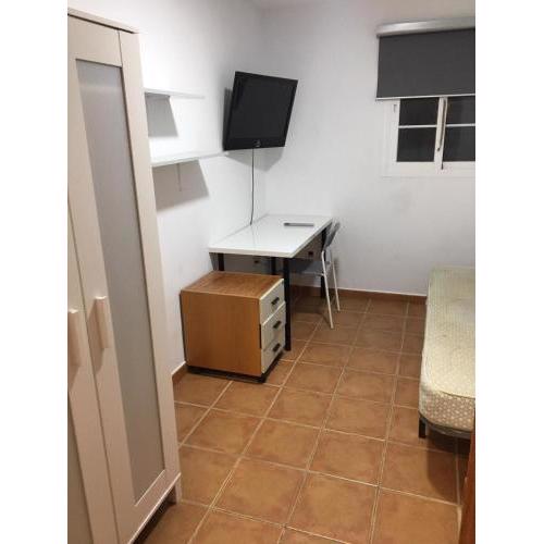 •{ HABITACIÓN EN COIN A 30KM DE LA PLAYA ]•