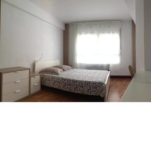 Habitación indepediente con baño y cocina compartidos