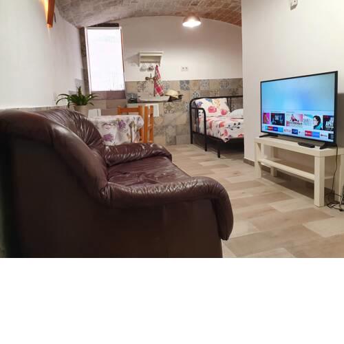 Habitación independiente con baño y patio en Cremallera de Montserrat