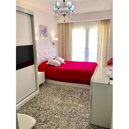 Habitación luminosa con balcón propio y cama Queen