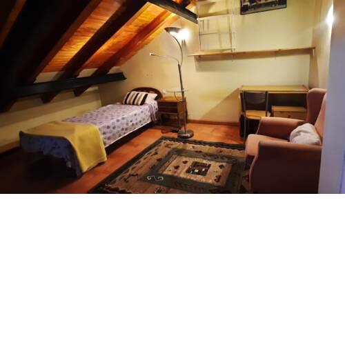 Habitacion rustica en la buhardilla para personas solas