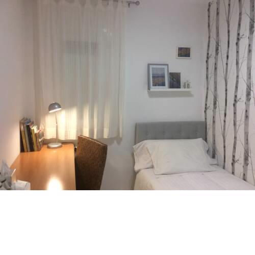 Habitación tranquila muy bien comunicada