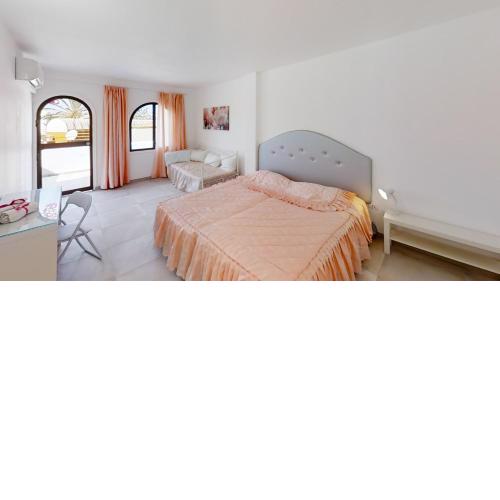 Habitaciones triples espaciosas con baños privados en Maspalomas