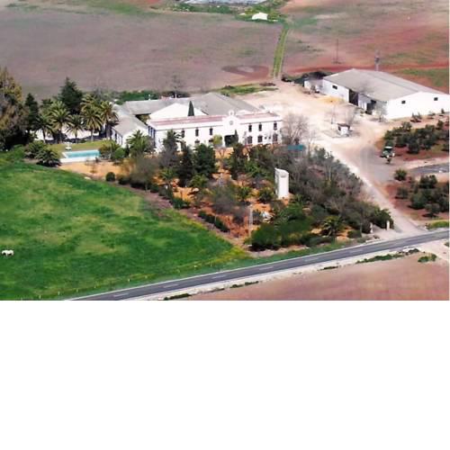 HACIENDA CHAMBERGO Casa en la campiña sevillana con piscina exclusiva