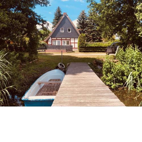 Haus am See mit Steg, Boot, Kamin und Sauna - Mecklenburgische Seenplatte