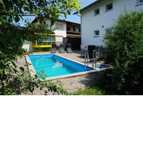 Haus mit 6 Schlafzimmer, Pool und großem Garten