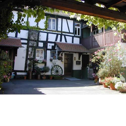 Haus mit Garten in idyllischer Hofanlage