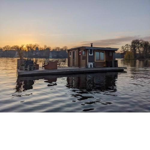 Hausboot mit Hottub in Berlin