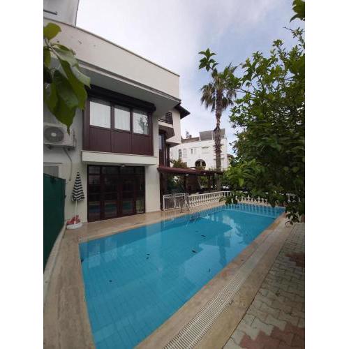 Havuz olanagı sunan rahat müstakil villa