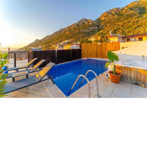 havuz ve çocuk için de jakuzi olanağı sunan deniz manzaralı rahat villa