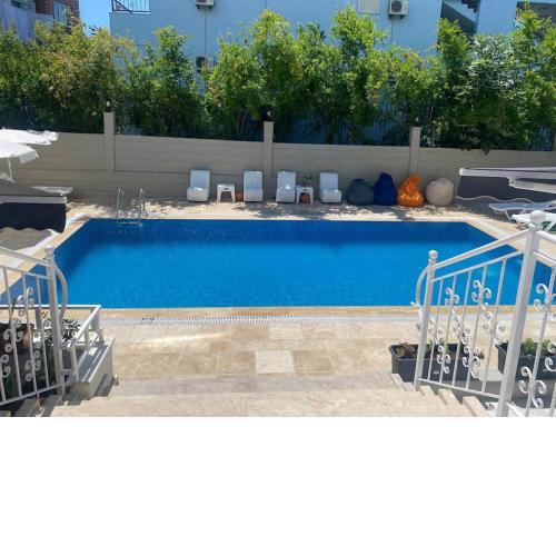 Havuzlu Sitede Özel Bahçeli Tatil Evi