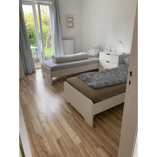 Helle 2 Zimmer Wohnung mit Terrasse zum parkähnlichen Garten