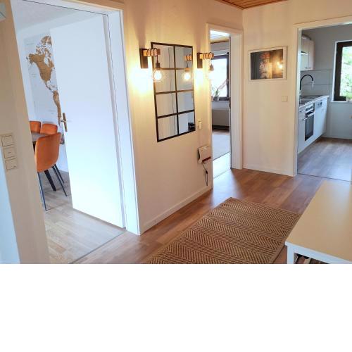 Helle Ferienwohnung mit Balkon, Küche, Parkplatz & Waschmaschine
