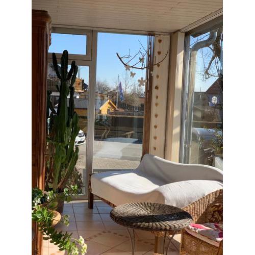 Helle Wohnung mit Wintergarten, Terrasse und Garten