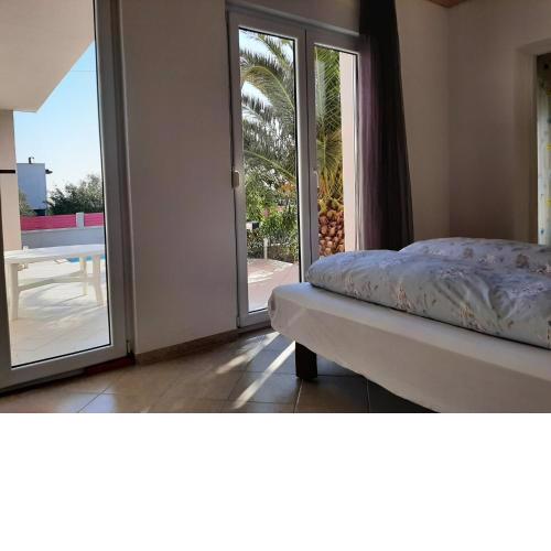 Helles Doppelzimmer mit Bad, Terasse und Pool
