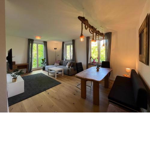 Helles Studio mit Balkon, Bad, Küche - zentral an S-Bahn und Messe
