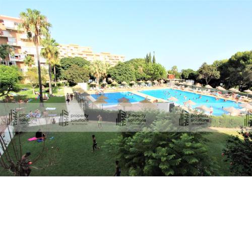 Hércules Apartamentos. Estudio con vista al jardín y la piscina. H19