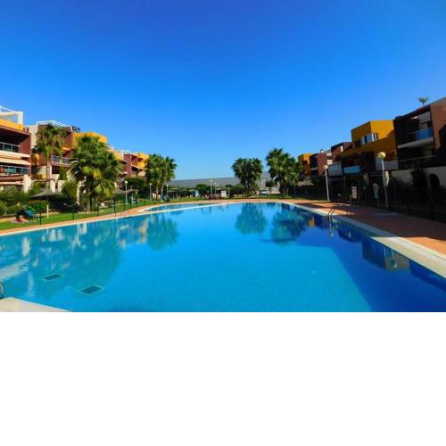 Hermoso apartamento con piscina en residencial