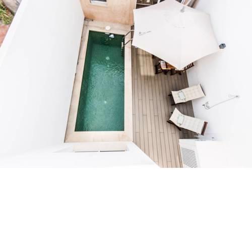 HIGH QUALITY HOUSE AND SUPER DECO WITH POOL