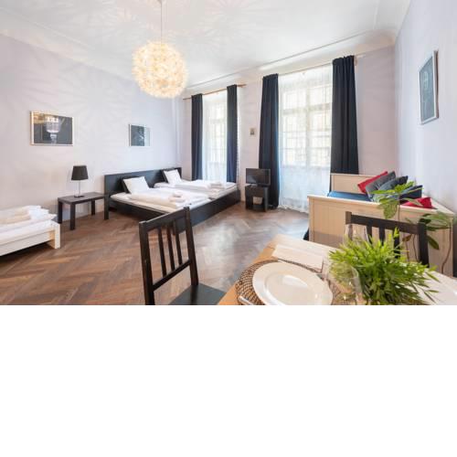 Historical Apartment 2 min walk from Charles Bridge