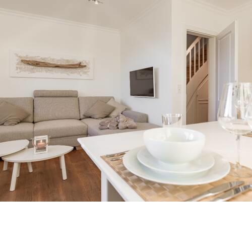 Hochwertig renovierte und neu möblierte 2-Zimmer-Wohnung mit Balkon zur Südseite im 2. Obergeschoss