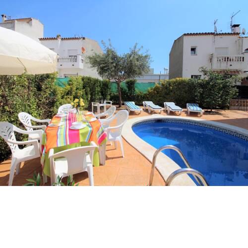 Holiday home in Empuriabrava with a private swimming pool