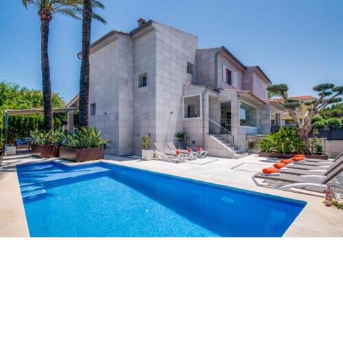 Holiday Home in es Barcares Sleeps 8 with Pool Air Con and WiFi
