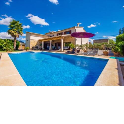 Holiday Home in Inca Sleeps 8 includes Swimming pool Air Con and WiFi