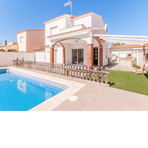 Holiday Home in L'Escala near Beach with private swimming pool
