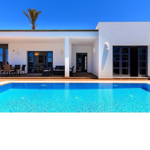 Holiday Home in Playa Blanca with Private Swimming Pool