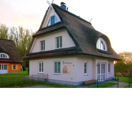 Holiday Home Kapitänshaus Glowe - DOS07103g-FYA