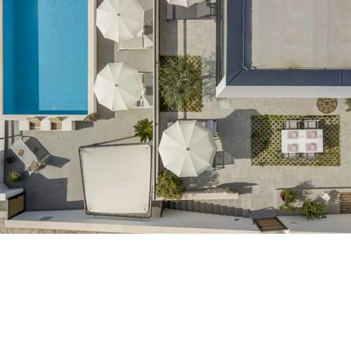 Holiday home Lola, sea on a palm! HEATED POOL
