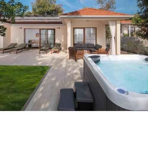 Holiday Home Luxury Bay Villa with private hot tub-3 by Interhome