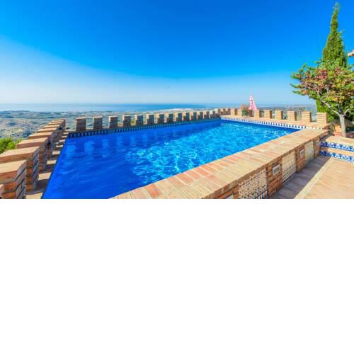 Holiday home near the beach with impressive pool and sea views