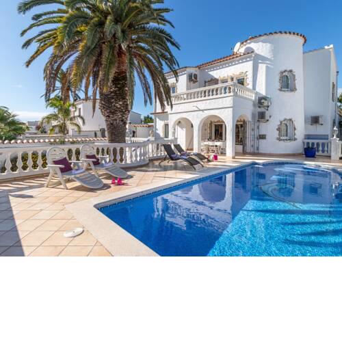Holiday home on a canal with private swimming pool and mooring