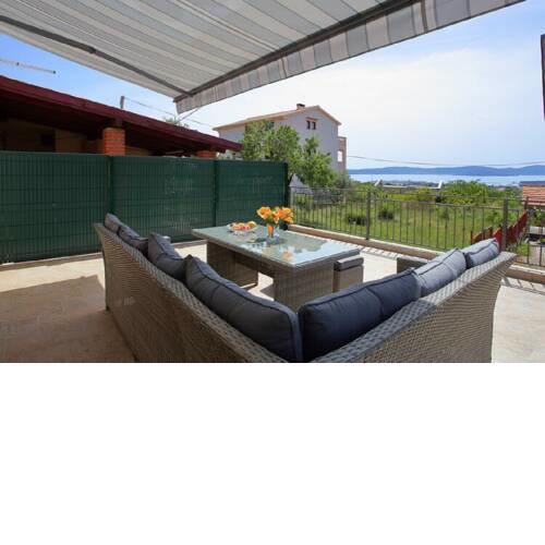 Holiday home with 2 apartmentsZadar