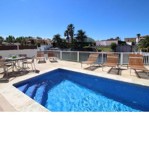 Holiday home with its own mooring and private swimming pool