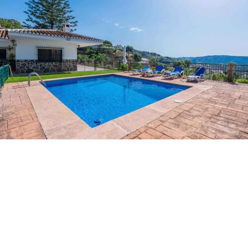 Holiday home with lovely outdoors and breathtaking vistas