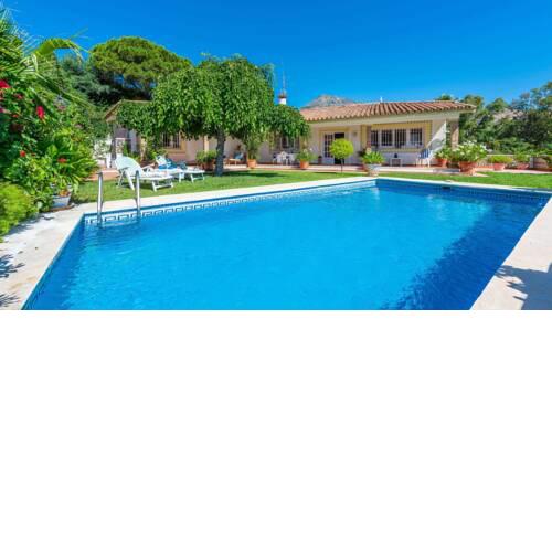 Holiday home with lush garden in Benalmádena