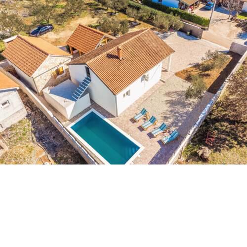 Holiday home with pool Barba