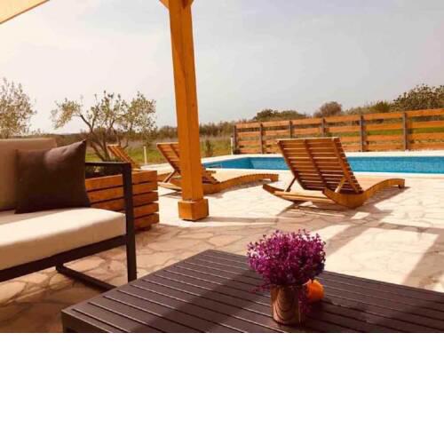 Holiday home with pool Tare