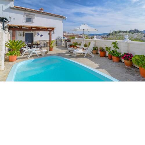 Holiday home with private pool near town centre sleeps five