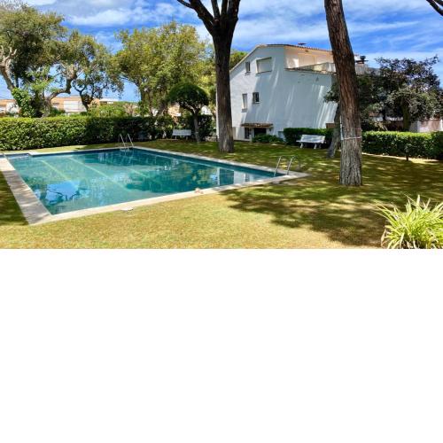 Holiday house, 6-8p with pool, 2 bathrooms, 700m from beach